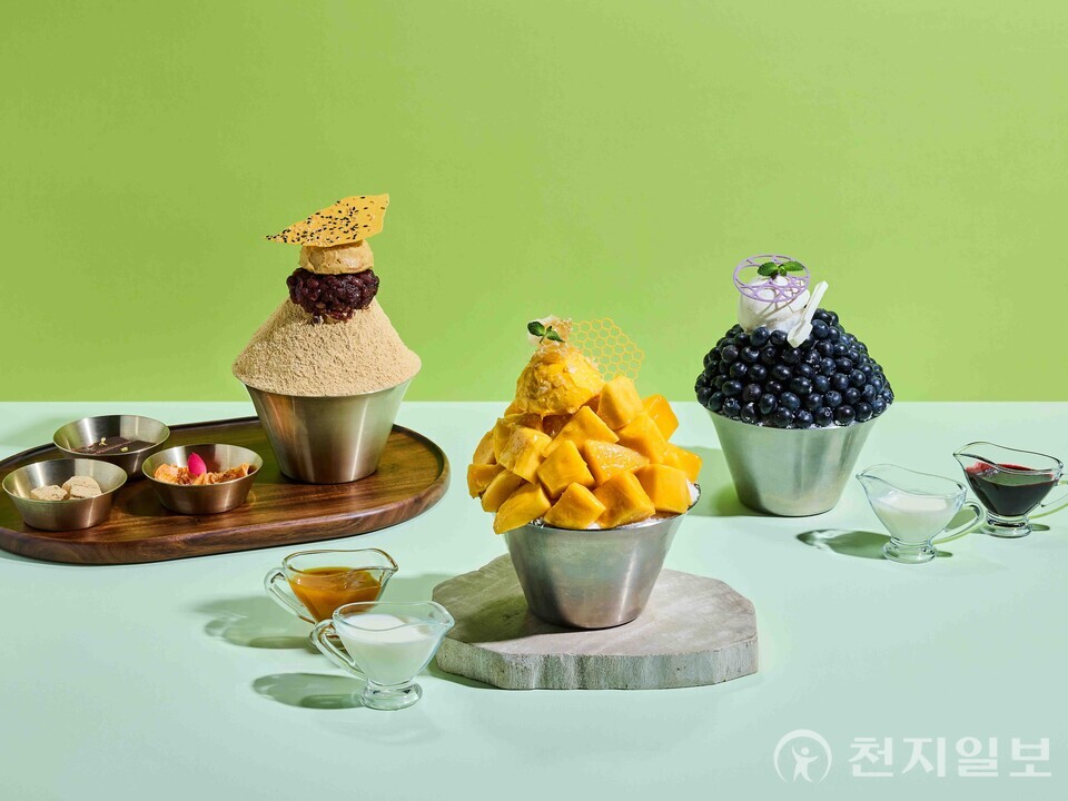 (왼쪽부터) 더라운지 우도 땅콩 팥빙수, 망고 빙수, 블루베리 빙수. (제공: 한화호텔앤드리조트) ⓒ천지일보 2025.05.14.