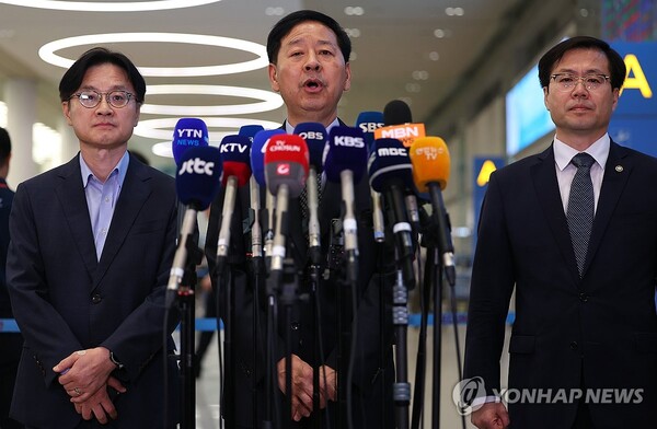 (서울=연합뉴스) 미국과의 무역협상을 마친 구윤철 경제부총리가 1일 인천국제공항 제2여객터미널을 통해 귀국해 취재진 질문에 답하고 있다. 왼쪽부터 김정관 산업통상자원부 장관, 구 부총리, 여한구 통상교섭본부장. 2025.8.1
