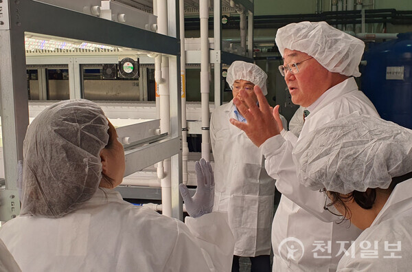 전북도가 전국 최초의 단계별 지원 체계와 실증 모델을 통해 스마트농업의 구조적 전환과 청년 농업인의 정착 기반을 선도적으로 구축하고 있다. 사진은 지난 5월 15일 장수군 동부권 임대형 수직농장 현장 점검 모습. (제공: 전북특별자치도청) ⓒ천지일보 2025.08.08.
