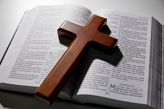 십자가와 성경책 (출처:게티이미지뱅크)