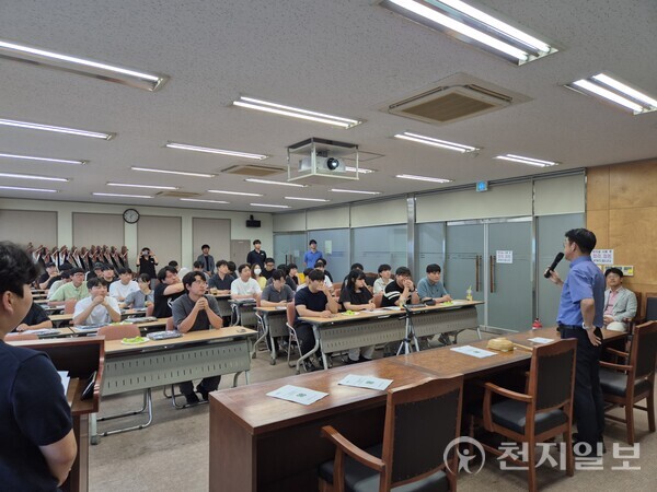 영동군4-H연합회는 12일 충청북도4-H연합회 회의를 이례적으로 영동군에서 열고 도내 회원들에게 행사 전단과 홍보물품을 배부하며 참여를 독려했다. 사진은 영동군4-H연합회가 영동군에서 회의하는 모습. (제공: 영동군청) ⓒ천지일보 2025.08.12.