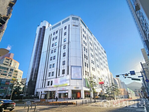 신천지예수교 증거장막성전(신천지) 총회는 경기도 과천시 별양동에 있는 건물 9층과 10층을 매입해 15년간 본부 성전으로 사용해왔다. 2023년 과천시에 두 차례 건축물대장 용도변경을 신청했으나 모두 거부당했다. 1년여의 법정 다툼 끝에, 2025년 4월 24일 법원은 과천시의 행정조치를 헌법상 종교의 자유를 침해한 ‘위법’으로 판시했다. 사진은 해당 건물 외관. ⓒ천지일보DB