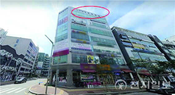 신천지예수교 증거장막성전(신천지) 용도변경 불허 시위에 참가한 기성교회 중 상당수는 불법용도로 교회를 운영 중이었다. 음식점 용도로 신고한 건물에서 불법운영 중인 인천 중구의 모 교회. ⓒ천지일보DB