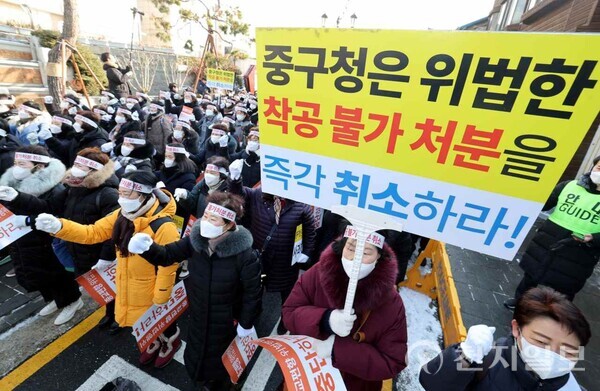 2023년 12월 20일 신천지예수교 증거장막성전(신천지) 마태지파와 ‘신흥동문화센터건축정상화를위한시민모임(신문모)’ 회원 3000여명이 인천 중구청이 옛 인스파월드 건물 리모델링 착공허가를 돌연 취소한 것과 관련해 ‘종교차별·편파행정’ 규탄 시위를 벌이고 있다. ⓒ천지일보DB