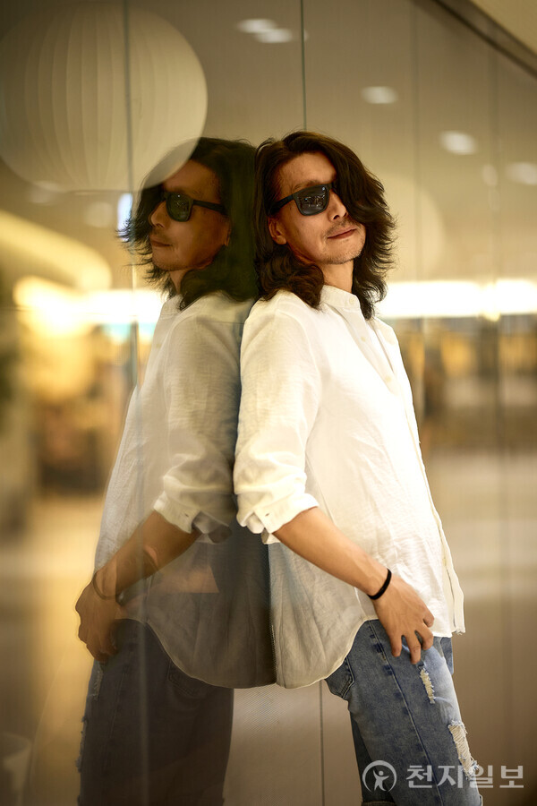 [천지일보=원민음 기자] 써미트 포럼 모델 이현직씨가 포즈를 취하고 있다. ⓒ천지일보 2025.08.12.