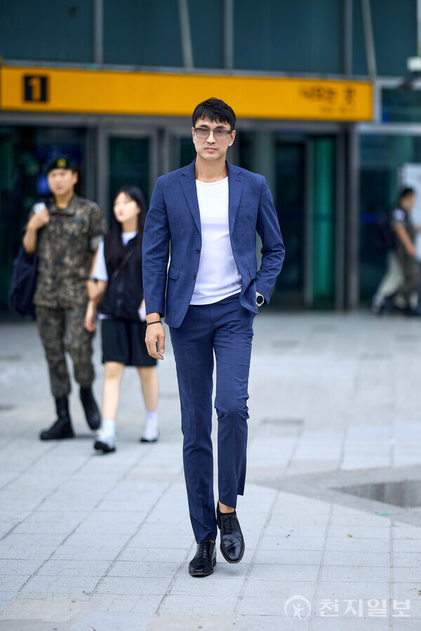 [천지일보=원민음 기자] 써미트 포럼 모델 정태화씨가 워킹을 하고 있다. ⓒ천지일보 2025.08.12.