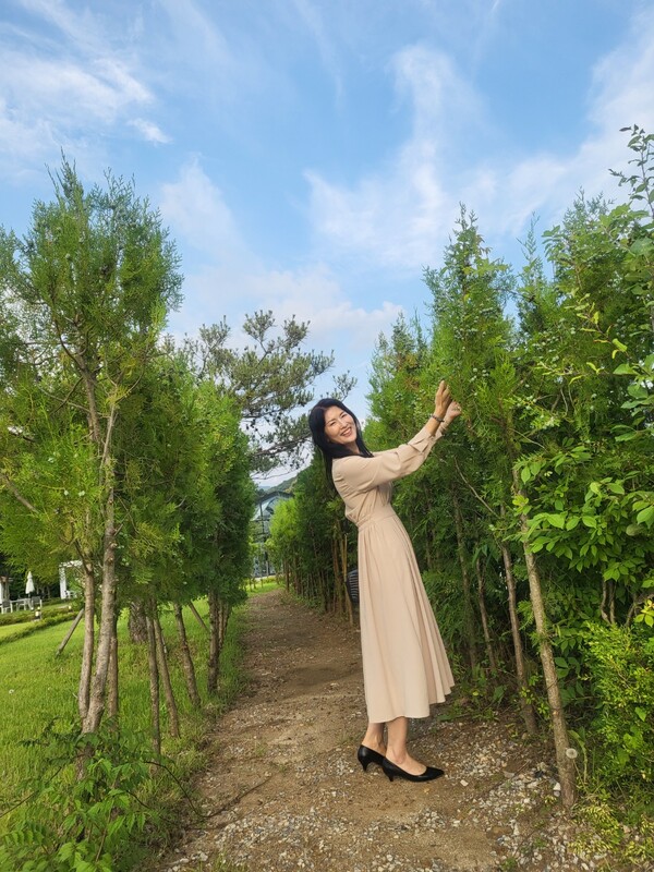 써미트 포럼 모델 윤희숙씨가 포즈를 취하고 있다.