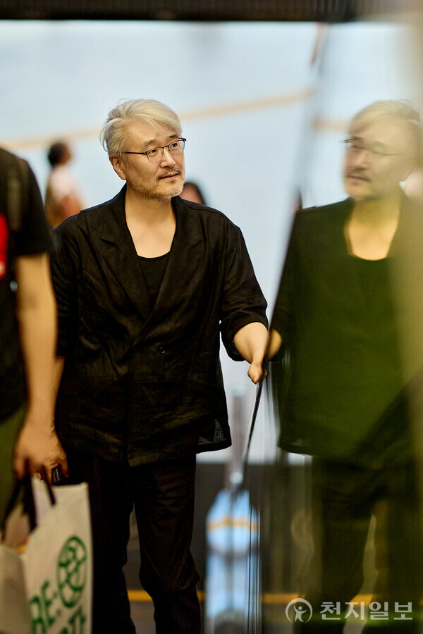 [천지일보=원민음 기자] 써미트 포럼 모델 정초신씨가 포즈를 취하고 있다. ⓒ천지일보 2025.08.12.