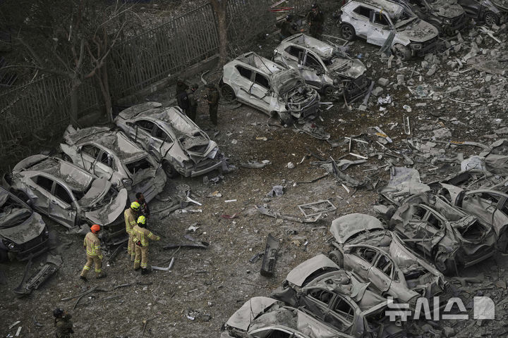 지난 6월 24일(현지시간) 이스라엘 베르셰바에서 이란의 미사일 공격 현장을 소방관들이 점검하고 있다. (출처: 뉴시스)