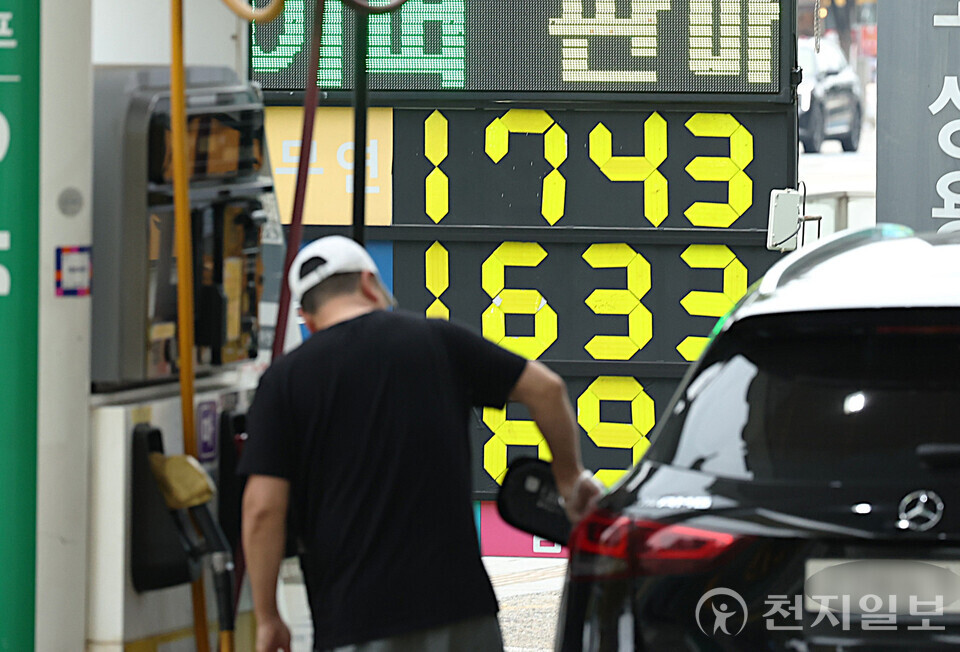 [천지일보=이시문 기자] 3일 오후 서울 한 주유소 가격 안내판에 유가 정보가 표시돼 있다. 2일 한국석유공사 유가정보시스템 ‘오피넷’에 따르면 7월 다섯째 주(7월 27일~31일) 전국 주유소의 평균 휘발유 판매 가격은 리터당 1667.7원으로, 전주 대비 0.3원 상승했다. ⓒ천지일보 2025.08.03.