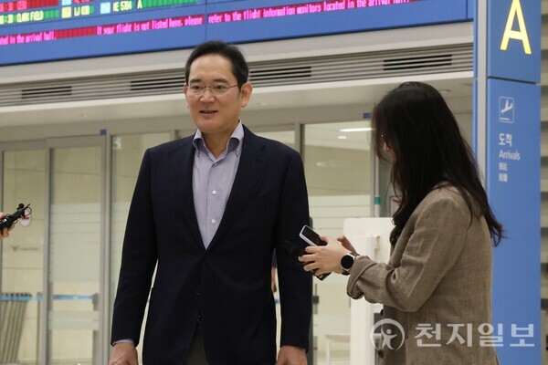 [천지일보 인천=김정필 기자] 이재용 삼성전자 회장이 약 2주간의 미국 출장을 마치고 15일 새벽 인천국제공항을 통해 귀국하면서 취재진의 질문에 대답하고 있다. ⓒ천지일보 2025.08.15.