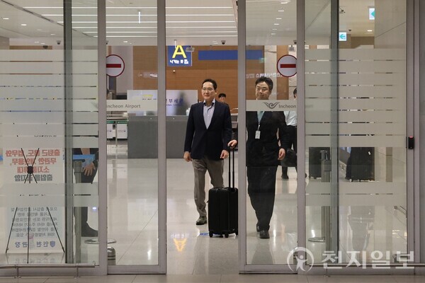 [천지일보 인천=김정필 기자] 이재용 삼성전자 회장이 약 2주간의 미국 출장을 마치고 15일 새벽 인천국제공항을 통해 귀국하고 있다. ⓒ천지일보 2025.08.15.