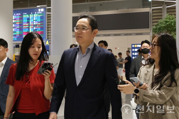 [천지일보 인천=김정필 기자] 이재용 삼성전자 회장이 약 2주간의 미국 출장을 마치고 15일 새벽 인천국제공항을 통해 귀국하면서 취재진의 질문에 대답하고 있다. ⓒ천지일보 2025.08.15.