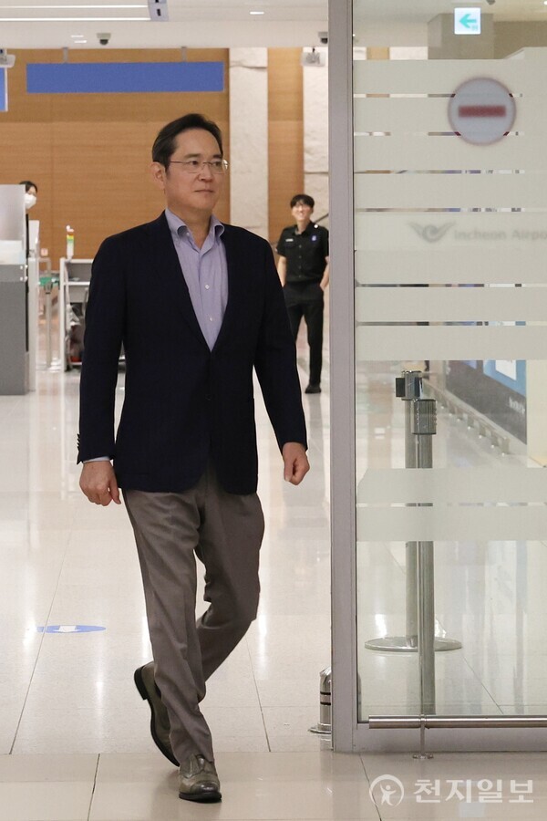 [천지일보 인천=김정필 기자] 이재용 삼성전자 회장이 약 2주간의 미국 출장을 마치고 15일 새벽 인천국제공항을 통해 귀국하고 있다. ⓒ천지일보 2025.08.15.