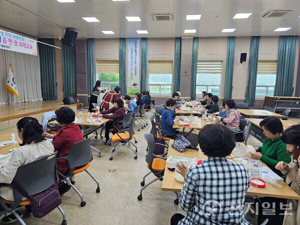 전남 광양시가 ‘돌아오는 농촌, 청년이 정착하는 농촌’ 실현을 목표로 농업·농촌의 공익적 가치 회복과 생명산업화 촉진을 위해 다층적인 농촌지도사업을 전방위로 추진하고 있다. 사진은 여성 농업인 프로그램 저염된장 만들기 체험 모습. (제공: 광양시청) ⓒ천지일보 2025.08.15.