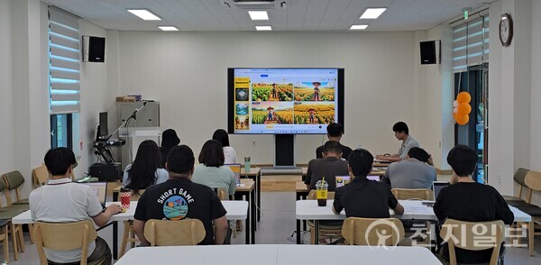 전남 광양시가 ‘돌아오는 농촌, 청년이 정착하는 농촌’ 실현을 목표로 농업·농촌의 공익적 가치 회복과 생명산업화 촉진을 위해 다층적인 농촌지도사업을 전방위로 추진하고 있다. 사진은 청년농업인 동영상 제작 및 미디어 활용 교육. (제공: 광양시청) ⓒ천지일보 2025.08.15.