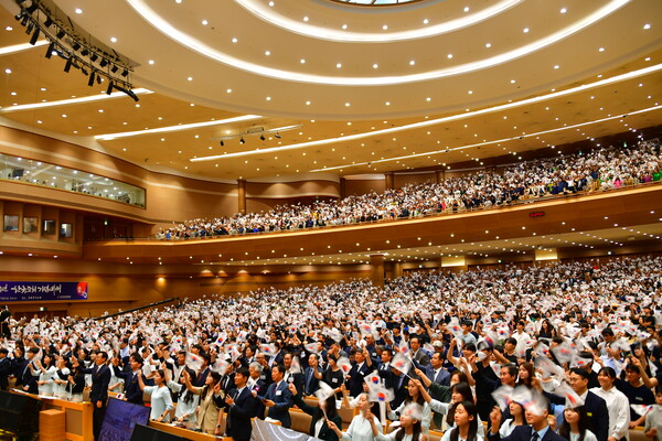 한교총이 지난 13일 서울 구로구 연세중앙교회에서 ‘한국 기독교 140주년, 대한민국 광복 80주년 한국교회 기념예배’를 열고 있다. (출처: 뉴시스)
