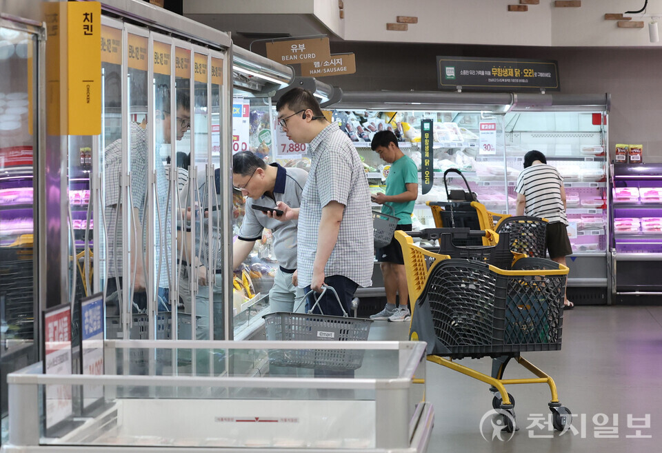 [천지일보=남승우 기자] 이재명 대통령이 치솟는 물가에 대한 대책 마련을 지시한 가운데 13일 서울 시내의 한 대형마트에서 시민들이 장을 보고 있다. ⓒ천지일보 2025.06.13.