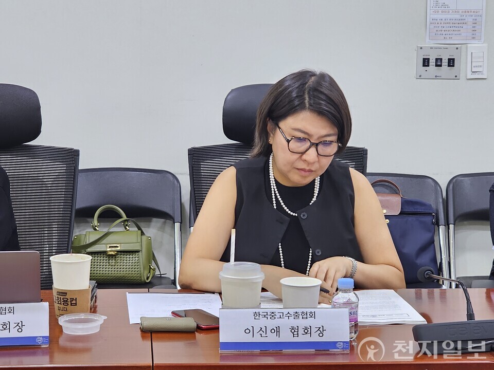 [천지일보=양효선 기자] 이신애 한국중고수출협회 회장이 국회 세미나에서 중고거래 산업의 제도 개선 필요성을 강조하고 있다. 이 회장은 “중고 산업은 단순한 재활용 차원을 넘어 수출 성장산업으로 전환할 잠재력이 충분하다”며, “정부와 국회가 조세지원과 인프라 정비에 나서야 한다”고 밝혔다. ⓒ천지일보 2025.08.17.
