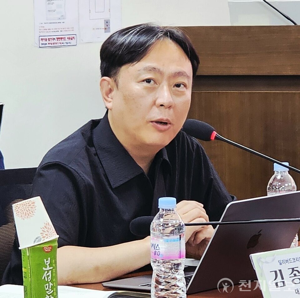 [천지일보=양효선 기자] 김종익 딜리버드코리아 대표가 지난달 15일 국회에서 열린 '리커머스 산업의 글로벌 경쟁력 확보를 위한 조세지원 전략' 세미나에서 중고 플랫폼 현장의 현실을 설명하고 있다. 김 대표는 “소비자 신뢰 확보와 세 부담 완화를 위해 플랫폼 기업에 대한 제도적 보호가 필요하다”고 밝혔다. ⓒ천지일보 2025.08.17.