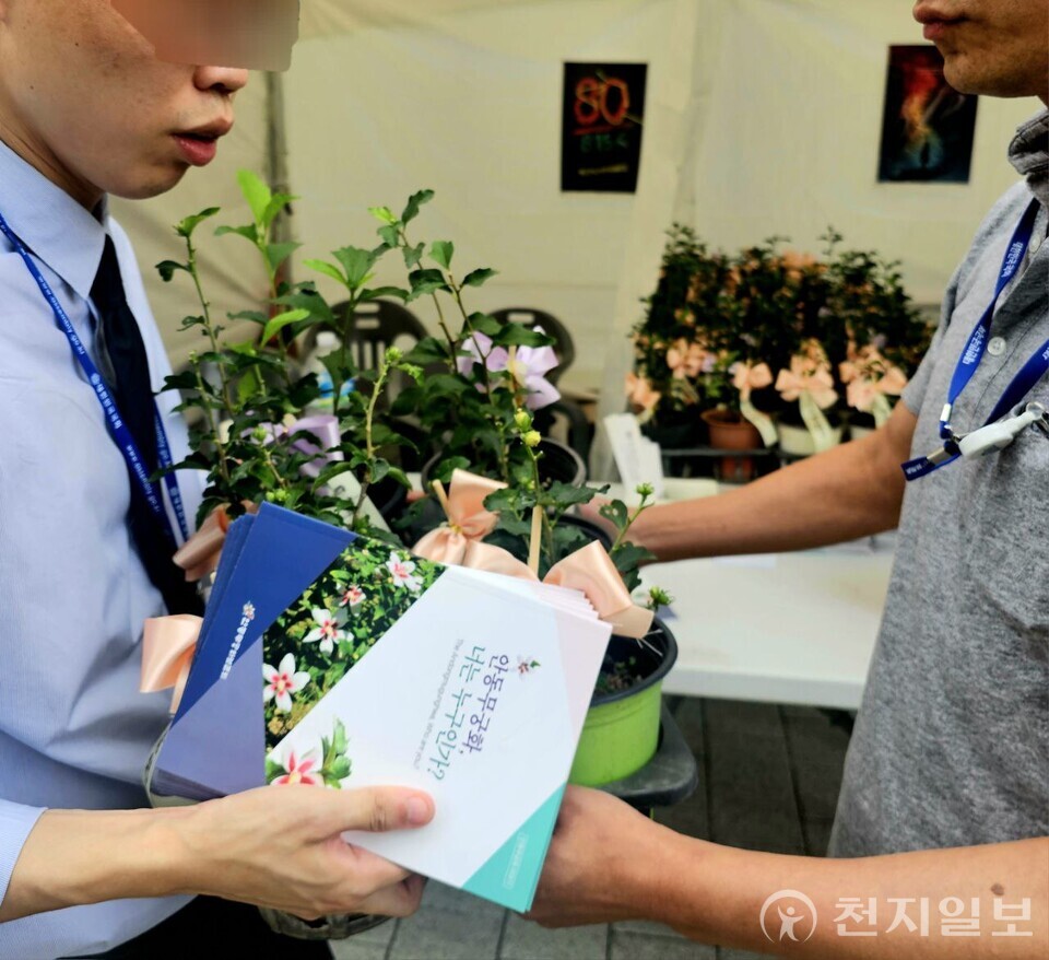 [천지일보=양효선 기자] 광복 80주년을 하루 앞둔 14일 국회 소통관 앞 홍보 부스에서 국회의원 보좌진들이 안동무궁화와 홍보 책자를 전달받고 있다. 행사 관계자는 “입법 책상 위에 무궁화를 올려드리고 싶었다”고 말했다. ⓒ천지일보 2025.08.17.