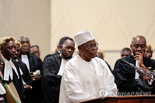 카메룬 선거관리위원회(ELACAM)의 승인을 받지 못한 모리스 카모 후보가 지난 4일 카메룬 야운데에서 열린 헌법위원회 항소 심리에 참석해 참모들과 함께 있는 모습. (출처: 연합뉴스)