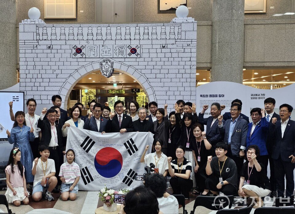 [천지일보=양효선 기자] 우원식 국회의장이 18일 오후 서울 여의도 국회 도서관 로비에서 열린 ‘오늘 다시 보았네, 우리 태극기’ 전시회에서 한강 소설 '소년이 온다' 모델인 문재학 열사의 모친 김길자 여사를 비롯해 독립운동가 신영호 선생의 외손자인 배우 배성우, 아나운서 배성재 형제와 함세웅 신부, 이학영 국회부의장, 박지원·이훈기·김준혁·전종덕·박용갑·백선희·서미화·이재관·이수진 의원, 황정근 국회도서관장 등 각계 인사들과 기념 촬영을 하고 있다. ⓒ천지일보 2025.08.18. 