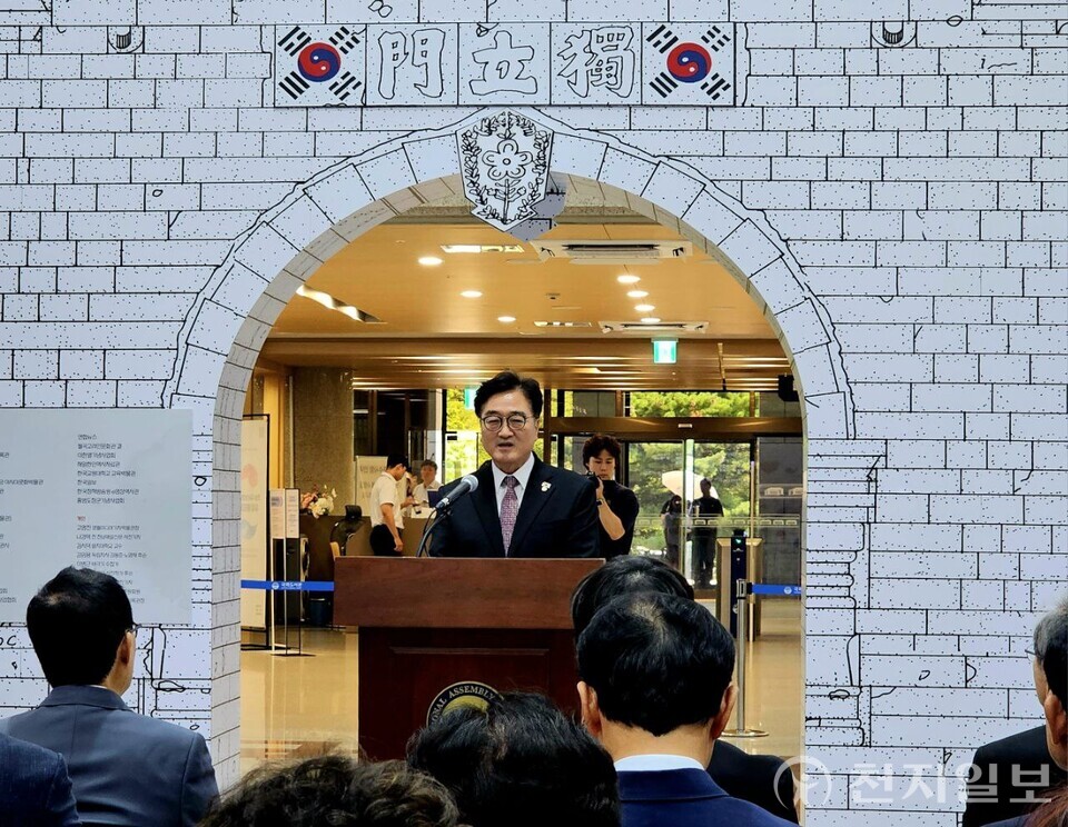 [천지일보=양효선 기자] 우원식 국회의장은 18일 국회도서관에서 열린 광복 80주년 기념 전시회 개막식에서 ‘오늘 다시 보았네, 우리 태극기’에 참석해 “태극기는 이념의 도구가 아니라 자랑스러운 우리 역사를 기억하고 기념하게 하는 통합의 기반”이라고 강조했다.  ⓒ천지일보 2025.08.18.