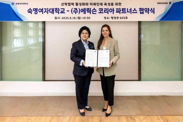 18일 서울 용산구 숙명여자대학교 행정관에서 열린 업무협약식에서 문시연 숙명여대 총장(왼쪽)이 시벨 톰바즈 에릭슨코리아 사장과 기념 촬영을 하고 있다. (제공: 숙명여대)