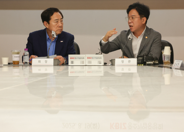 김기문 중소기업중앙회 회장(왼쪽)과 김영훈 고용노동부 장관(오른쪽)이 19일 열린 간담회에서 노조법 개정안에 대한 의견을 주고받고 있다. 김 회장은 “중소 제조업체의 절반이 수급기업인 상황에서 개정안은 거래 단절 등 심각한 영향을 초래할 수 있다”고 말했다. (출처: 연합뉴스)