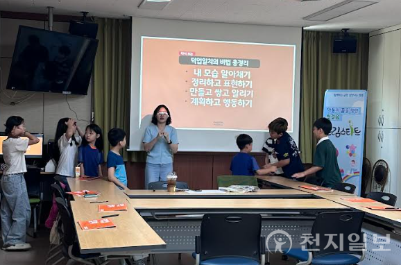 충북 영동군이 청소년 자기 주도형 진로탐색 프로그램 ‘Catch My Dream!’을 성황리에 마무리했다고 19일 밝혔다. 사진은 청소년들이 진로탐색 프로그램에 참여하는 모습. (제공: 영동군청) ⓒ천지일보 2025.08.19.