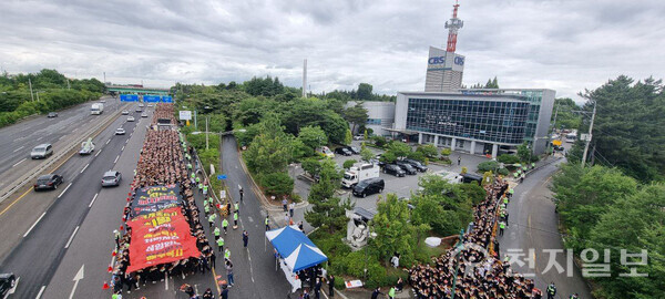 신천지예수교 증거장막성전(신천지예수교회, 총회장 이만희) 도마지파가 2022년 6월 30일 전북 전주 덕진구 CBS전북방송 본사 앞에서 ‘CBS 노컷뉴스 폐쇄를 위한 규탄대회’를 열고 있다. ⓒ천지일보DB