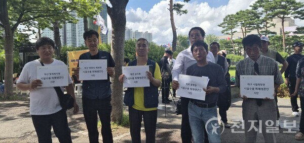 [천지일보=배다솜 수습기자] 집단수용시설 피해자들이 19일 서울 용산 대통령실 앞에서 집단수용시설 피해 생존인 서한을 들고 있다. ⓒ천지일보 2025.08.19.
