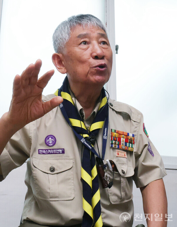 [천지일보=남승우 기자] 김태환 한국스카우트 충남·세종연맹 전 훈육위원장이 지난 8일 서울 용산구 만리시장 인근 자신의 사무실에서 스카우트 정신에 대해 설명하고 있다. ⓒ천지일보 2025.08.20.