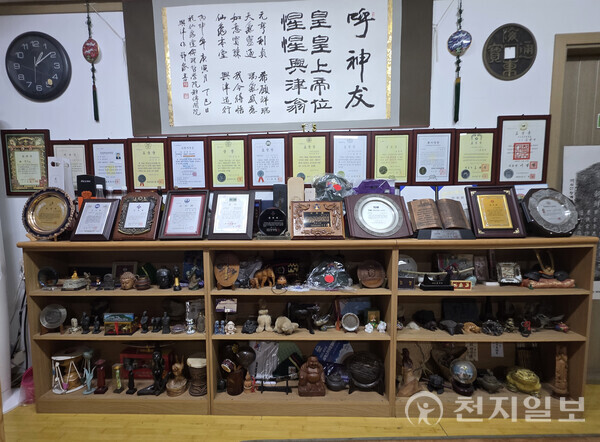 김태환 한국스카우트 충남·세종연맹 전 훈육위원장이 소유한 스카우트 물품들. 세계를 돌며 모은 이 물품들은 김 전 위원장이 수십년간 얼마나 많은 스카우트 활동들을 해왔는지 가늠하게 한다. (제공: 김태환 전 훈육위원장) ⓒ천지일보 2025.08.20.