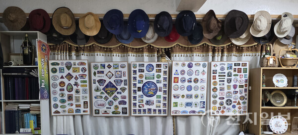 김태환 한국스카우트 충남·세종연맹 전 훈육위원장이 소유한 스카우트 물품들. 세계를 돌며 모은 이 물품들은 김 전 위원장이 수십년간 얼마나 많은 스카우트 활동들을 해왔는지 가늠하게 한다. (제공: 김태환 전 훈육위원장) ⓒ천지일보 2025.08.20.