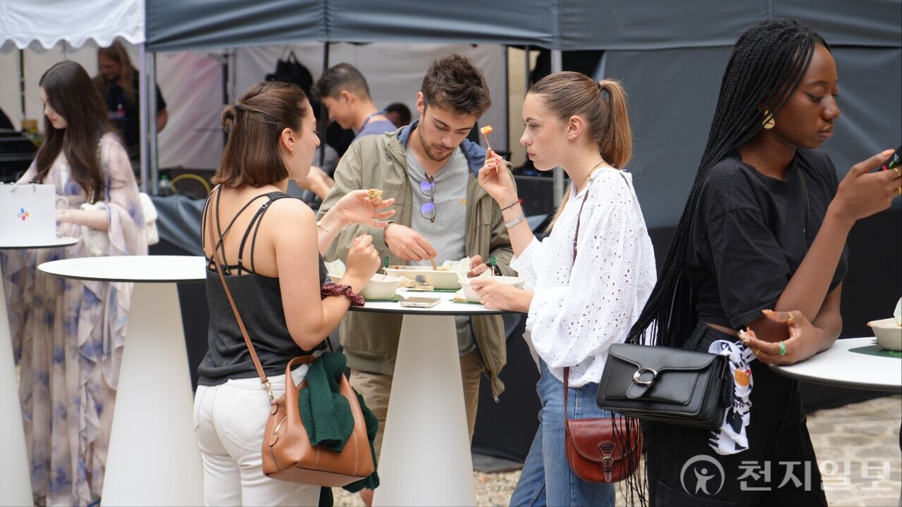 외국인 관광객이 프랑스 파리 시내 메종 드 라 시미에 열린 코리아하우스에서 K푸드를 체험하고 있다. (제공: 대한체육) ⓒ천지일보 2024.08.01.