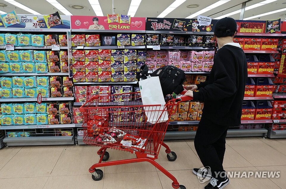 서울의 한 대형마트에서 소비자가 오뚜기와 삼양식품 제품을 구매하고 있다. 두 회사 모두 미국 수출을 국내 생산에 의존하고 있어 고율 상호관세의 영향권에 놓여 있다. (출처: 연합뉴스)