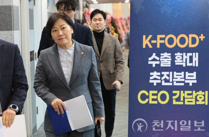 송미령 농림축산식품부 장관이 지난 2월 ‘K-FOOD+ 수출 확대 추진본부 CEO 간담회’에 참석하고 있다. 농식품부는 고율 상호관세와 미국 소비 둔화 등 대외 여건 악화 속에서 K푸드 수출을 뒷받침하기 위한 민관 합동 대응책 마련에 나섰다. (제공: 농림푹산식품부)