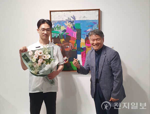 충남예술고등학교 정태수 교장(오른쪽)이 19일 서울특별시 서대문구 추계예술대학교에서 열린 ‘제35회 대한민국장애인미술대전’ 시상식에서 대상을 수상한 조이레 학생을 축하하고 있다. (제공: 천안교육지원청) ⓒ천지일보 2025.08.20.