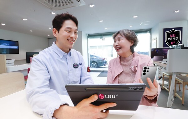 LG유플러스가 전국 1800여개 매장을 통해 제공하는 스미싱·피싱 피해 상담이 실제 고객들의 피해를 막는 성과를 내고 있다. 사진은 LG유플러스 매장에서 U+보안전문상담사가 고객에게 보안 상담을 제공하는 모습. (제공: LG유플러스)