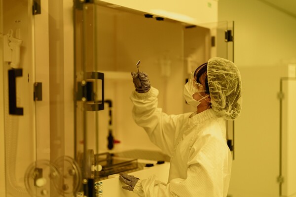 단국대학교 반도체 클린룸에서 실습하고 있는 학생 모습. (제공: 단국대학교)