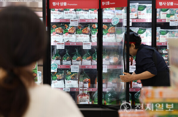 [천지일보=남승우 기자] 26일 서울 시내의 한 대형마트에 포장김치가 진열돼 있다.역대급 폭염으로 배추 한포기 가격이 2만원을 넘어선 가운데 포장김치 수요가 늘고 있다. 식품업계에 따르면 대상의 종가 김치와 CJ제일제당의 비비고 김치의 지난달 배추김치 매출은 작년 동기 대비 10% 이상 증가했다.ⓒ천지일보 2024.09.26.