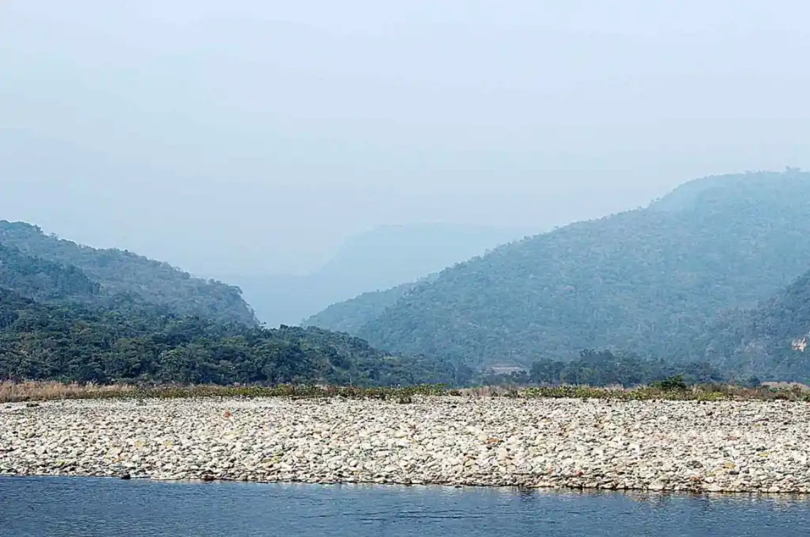 흰 돌과 맑은 강으로 멋진 자연경관을 자랑했던 방글라데시의 사다 파토르 이전 모습. (출처: sylhettouristplaces.com 캡처)