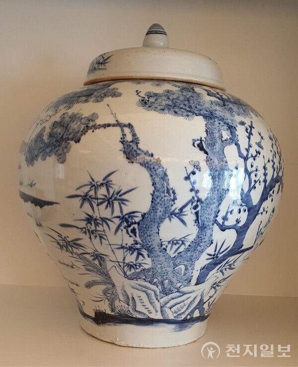 조선 전기 문화재급 ‘청화백자 세한삼우도 유개 큰 항아리(歲寒三友圖 有蓋 大壺)’가 찾아졌다. (제공: 이재준 한국역사유적연구원 고문) ⓒ천지일보 2025.08.25.