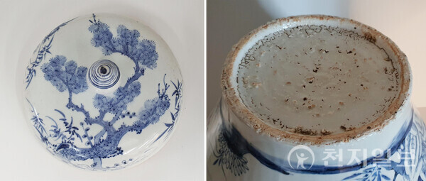송죽매를 그린 뚜껑 상면과 연봉(왼쪽)과 모래가 많이 붙은 굽의 점사현상(우). 구연부가 좁고 뚜껑도 작으며 연봉이 장식된 단아한 형으로 청화로 아름답게 세한삼우를 시문했다. 이재준 고문은 논문을 통해 “자기의 굽 저면에 보이는 모래받침 점사(粘砂) 현상과 유약을 바르지 않은 부분의 화석홍(火石紅)은 진품임을 반영하는 동시에 조선 전기 번조 유물임을 입증하고 있다”고 설명했다. (제공: 이재준 한국역사유적연구원 고문) ⓒ천지일보 2025.08.25.