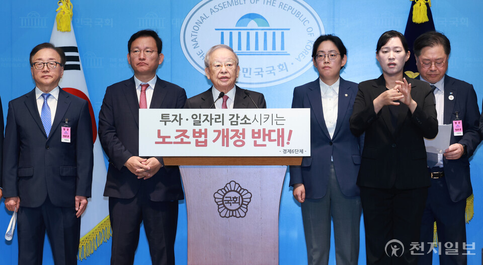 [천지일보=박준성 기자] 환노위 야당간사인 국민의힘 김형동 의원과 손경식 한국경영자총협회 회장이 18일 서울 여의도 국회에서 노란봉투법(노동조합법 2·3조) 개정안 수정 촉구 기자회견을 하고 있다. 이날 기자회견에는 손경식 한국경영자총협회 회장과 함께 이동근 한국경영자총협회 상근부회장, 박일준 대한상공회의소 상근부회장, 김창범 한국경제인협회 상근부회장, 이인호 한국무역협회 상근부회장, 오기웅 중소기업중앙회 상근부회장 등이 참석했다.ⓒ천지일보 2025.08.18.