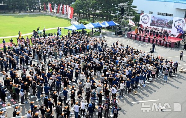 6월 26일 오후 현대자동차 노조가 현대차 울산공장 본관 앞 광장에서 올해 임단협 승리를 위한 전체 조합원 출정식을 진행하고 있다. (출처: 뉴시스)
