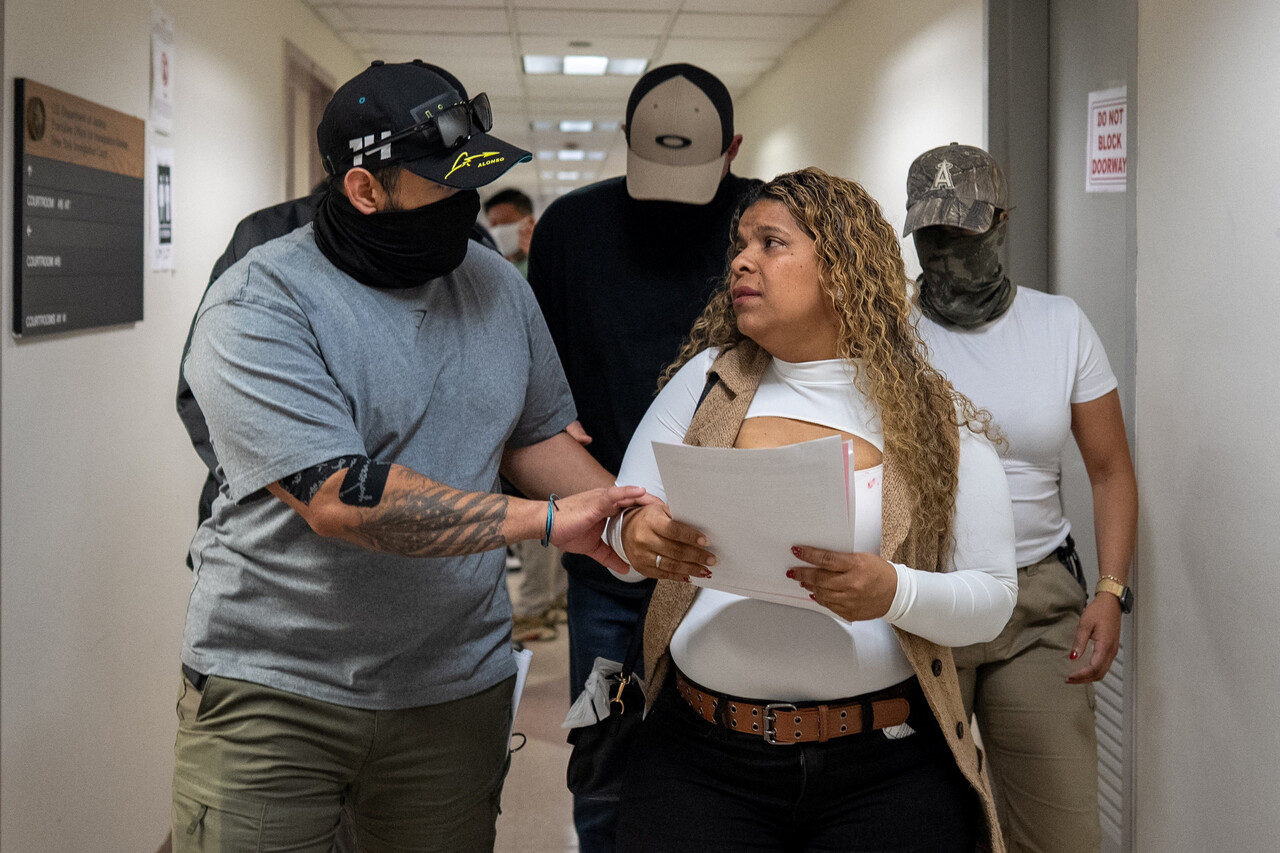 이날 연방 이민 당국 요원들이 미국 뉴욕시 맨해튼 이민 법원에서 한 이주민 어머니를 구금하고 있다. (출처: REUTERS/David 'Dee' Delgado, 연합뉴스)