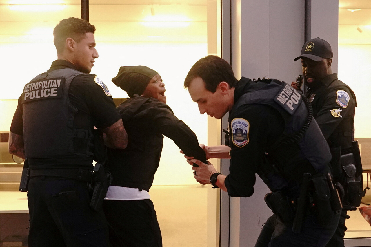 지난 14일 미국 워싱턴 D.C.에서, DC 메트로폴리탄 경찰이 시민들 사이의 충돌에 연루된 한 사람을 체포하고 있다. 이는 도널드 트럼프 미국 대통령이 ‘홈룰법(Home Rule Act)’에 따라 메트로폴리탄 경찰국을 연방 정부가 직접 통제한다고 발표하고 수도에서 범죄 예방을 지원하기 위해 주방위군을 배치한 이후의 장면이다. (출처: REUTERS/Nathan Howard TPX IMAGES OF THE DAY, 연합뉴스)